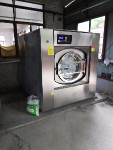 溧阳市前马中学洗衣房全自动洗两用机正常工作中